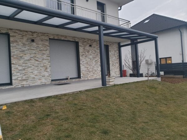 Aluminium overkapping met poly dak