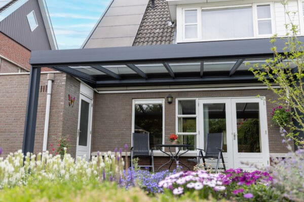Overkapping glasdak, 1 aluminium zijwand en spie, zonwering onderdak en screens 14