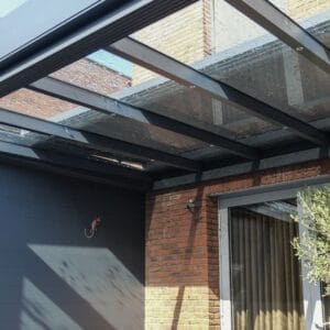 Cube met glazen dak en zonwering in Eindhoven, montage door MB Veranda