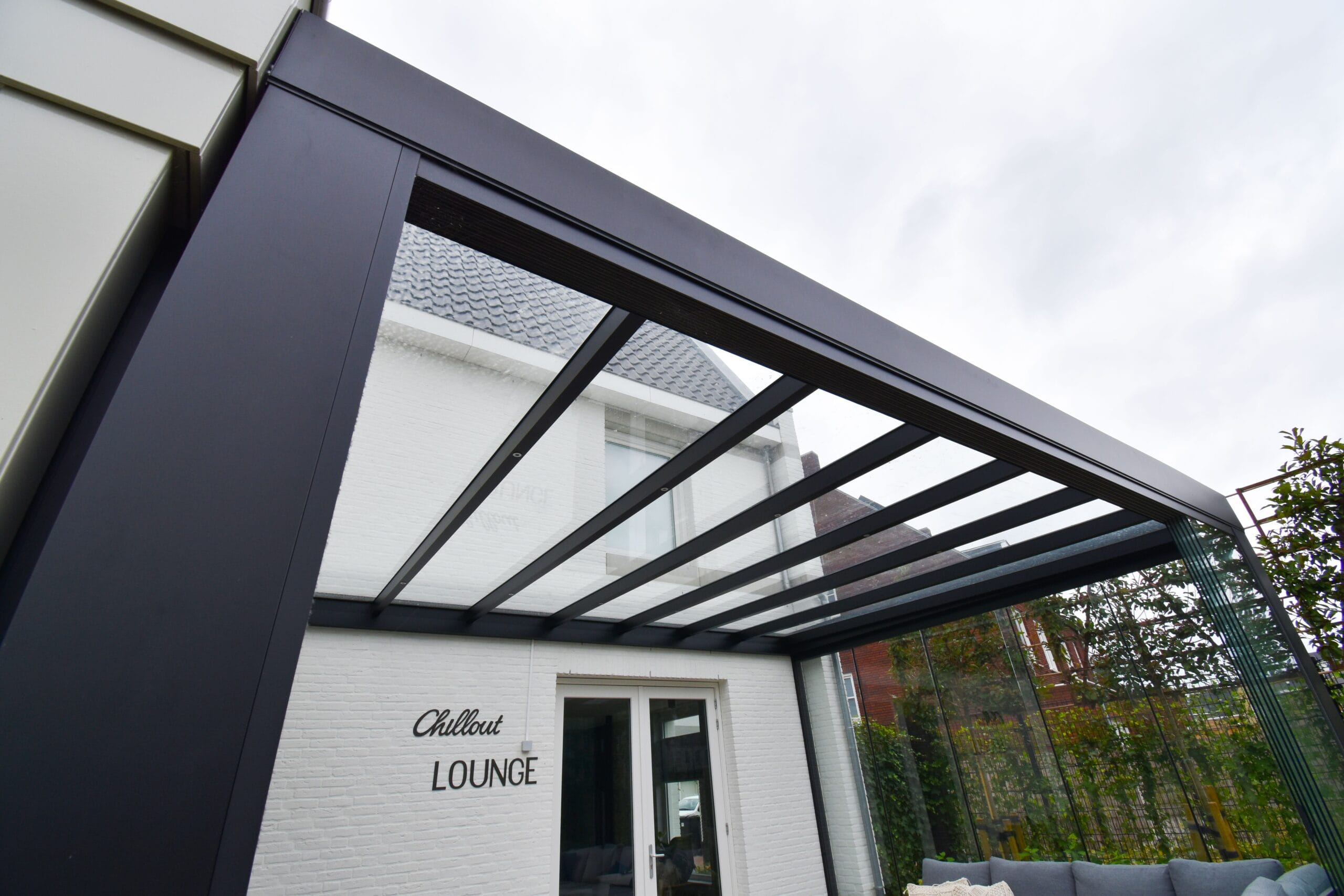 Cube met glazen schuifwanden in Veldhoven, montage door MB Veranda 8 Uw overkapping verwarmen 1