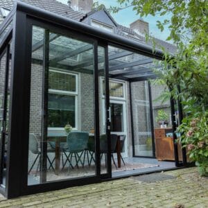 MB Solid Tuinkamer met glazen schuifdeuren in Heukelom, montage door MB Veranda