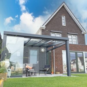 Tuinkamer met glazen schuifwanden in Pijnacker, montage door MB Veranda