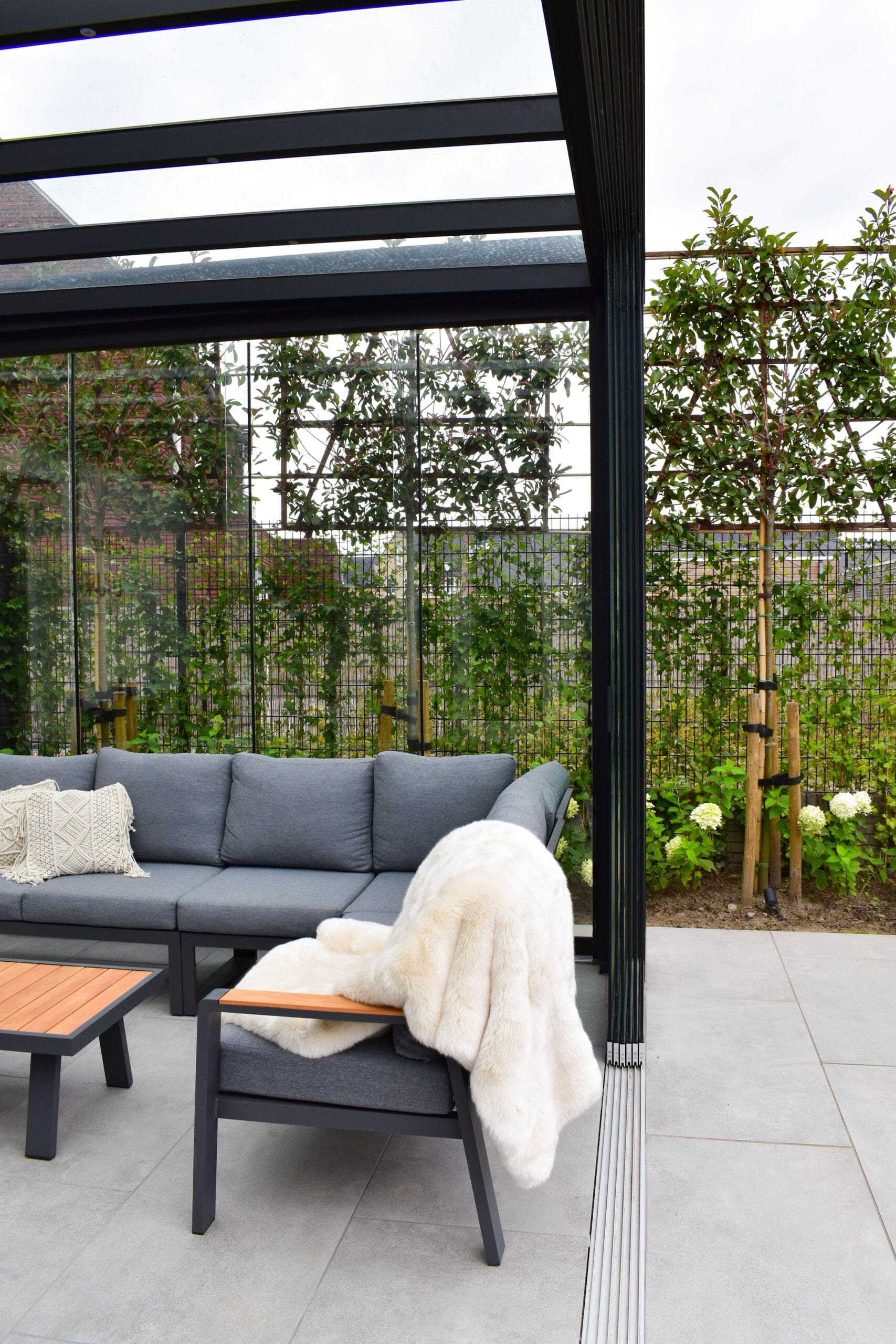 Serre met glazen schuifwanden in Veldhoven, montage door MB Veranda 18 Overkapping inspiratie 1