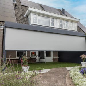 MB Solid veranda van MB Veranda - Met glasdak, aluminium zijwand, onderdakzonwering en screen aan de voorkant