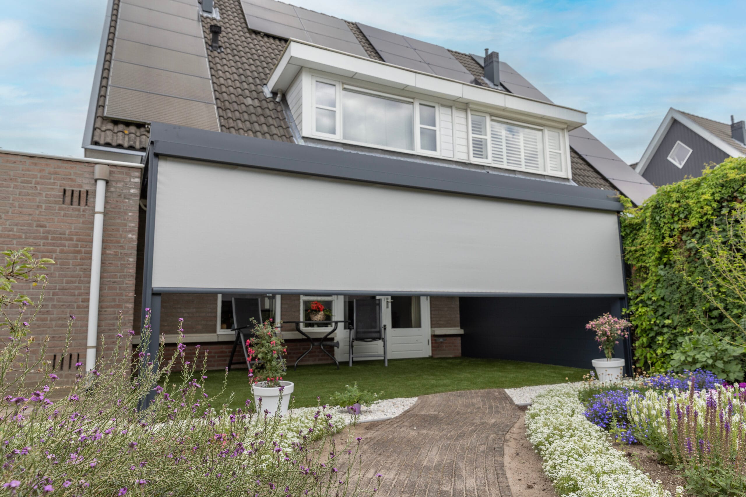 MB Screens 1 MB Solid veranda van MB Veranda - Met glasdak, aluminium zijwand, onderdakzonwering en screen aan de voorkant