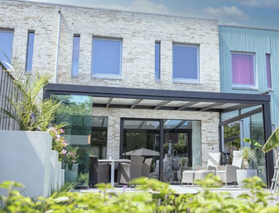 Een veranda in Apeldoorn, geplaatst door aluminium expert MB Veranda Een Veranda in Apeldoorn, geplaatst door aluminium expert MB Veranda