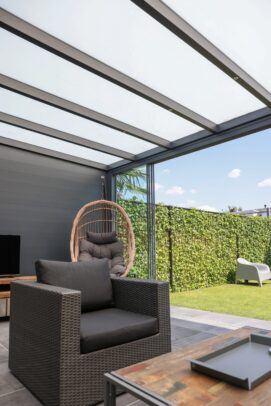 Veranda met zijwanden van aluminium Veranda met glas en aluminium zijwanden
