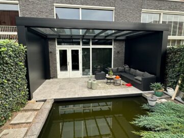 zwarte aluminium overkapping naast een vijver. Is hiervoor een vergunning overkapping nodig? zwarte aluminium overkapping naast een vijver. Is hiervoor een vergunning overkapping nodig?