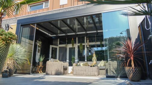 Cube veranda met glasdak en glazen schuifwanden in Best, montage door MB Veranda {{brizy_dc_image_alt imageSrc=