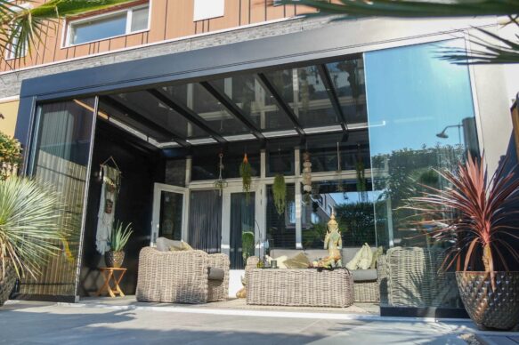Cube veranda met glasdak en glazen schuifwanden in Best, montage door MB Veranda