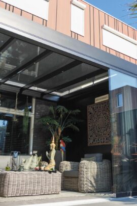 Cube met glazen schuifwanden in Best, montage door MB Veranda Cube met glazen schuifwanden in Best, montage door MB Veranda