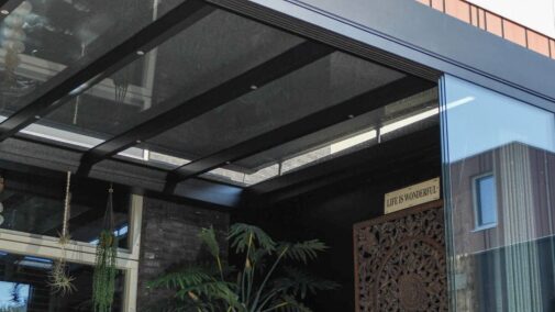 Cube met glazen schuifwanden in Best, montage door MB Veranda {{brizy_dc_image_alt imageSrc=