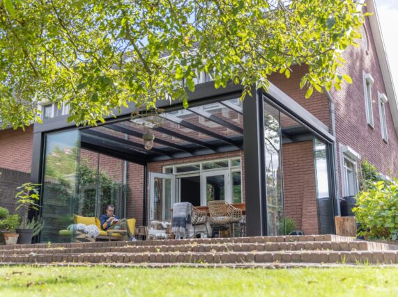 Veranda aan huis met glazen schuifwanden in Lottum, montage door MB Veranda Veranda aan huis met glazen schuifwanden in Lottum, montage door MB Veranda