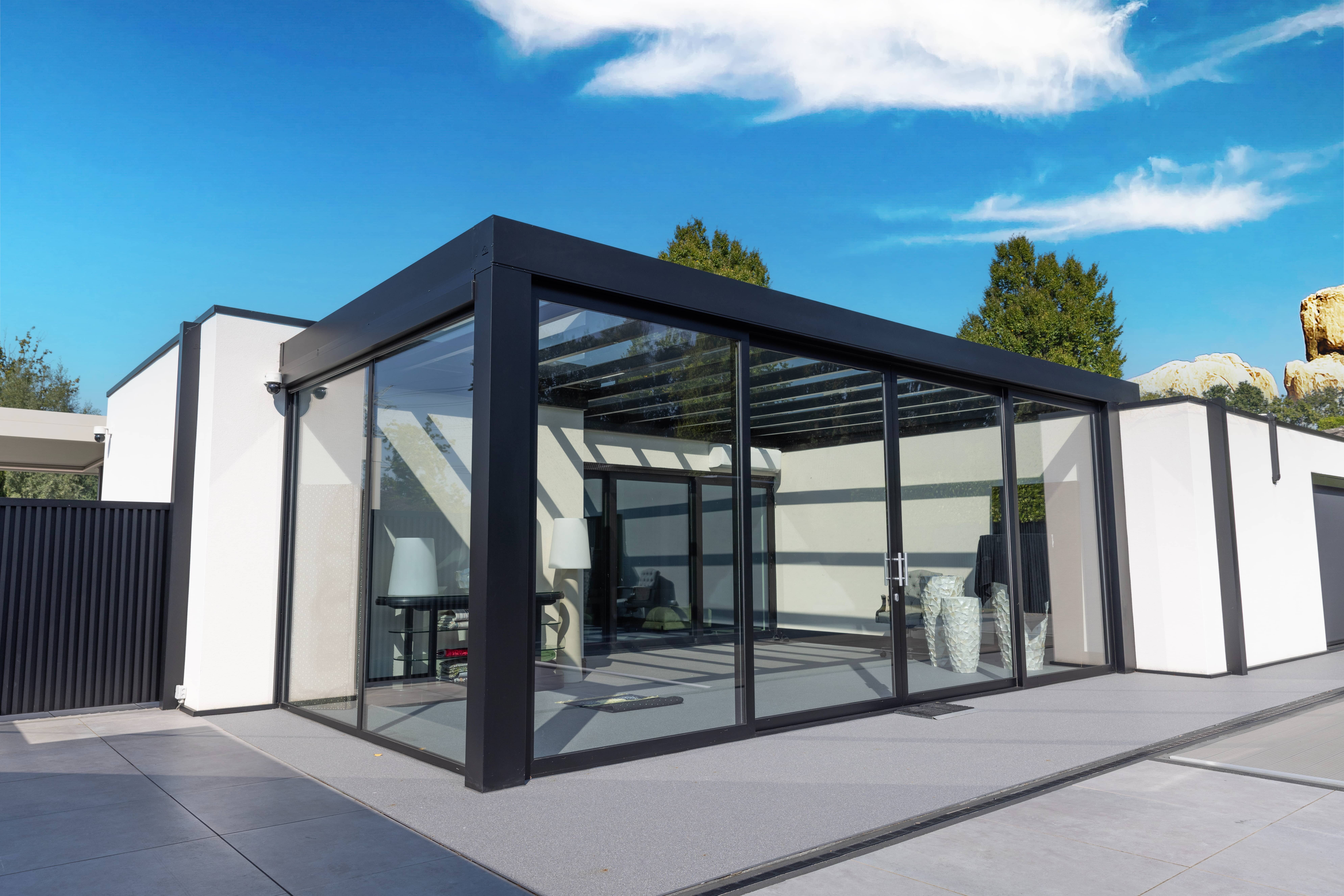 Cube overkapping aan huis in het showhuis van MB Veranda {{brizy_dc_image_alt imageSrc=