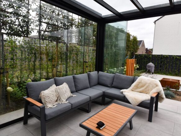 Cube overkapping met glasdak en glazen schuifwanden in Veldhoven, montage door MB Veranda Cube overkapping met glasdak en glazen schuifwanden in Veldhoven, montage door MB Veranda