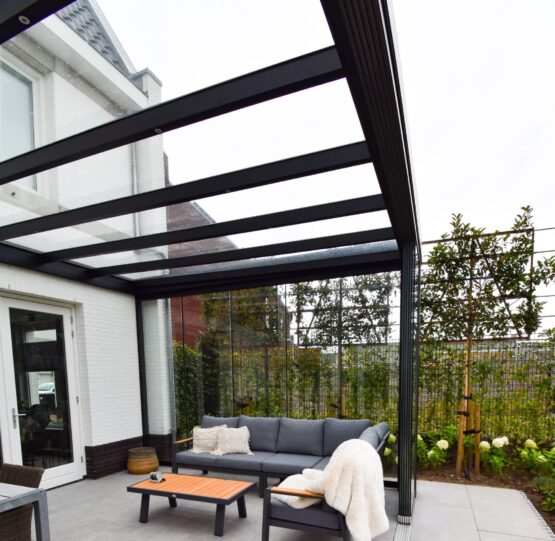 MB Cube Grand veranda met glazen schuifwanden in Veldhoven, montage door MB Veranda