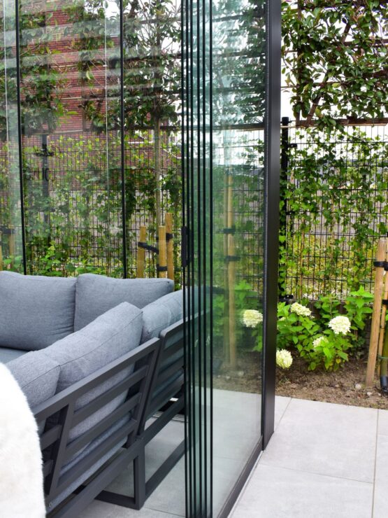 Cube met glazen schuifwanden in Veldhoven, montage door MB Veranda Cube met glazen schuifwanden in Veldhoven, montage door MB Veranda