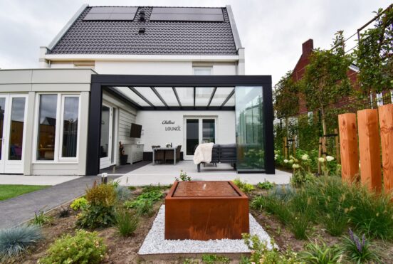 Cube veranda met glazen schuifwanden in Veldhoven, montage door MB Veranda