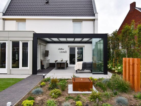 MB Cube veranda met glazen schuifwanden in Veldhoven, montage door MB Veranda {{brizy_dc_image_alt imageSrc=
