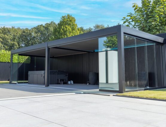 Cube overkapping met glazen schuifwanden in showhuis MB Veranda
