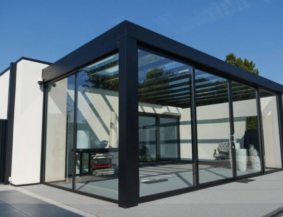 Cube tuinkamer met glazen schuifwanden in showhuis MB Veranda Cube tuinkamer met glazen schuifwanden in showhuis MB Veranda