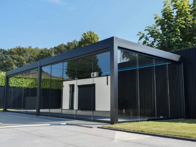 Aluminium overkapping bij showhuis MB Veranda