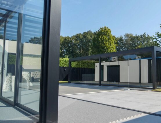 Cube overkapping met glazen schuifwanden in showhuis MB Veranda