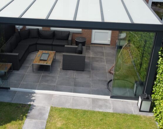 Een veranda van MB Veranda met zonwering en screens Een veranda van MB Veranda met zonwering en screens