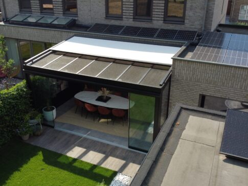 Een veranda van MB Veranda met zonwering en screens Een veranda van MB Veranda met zonwering en screens