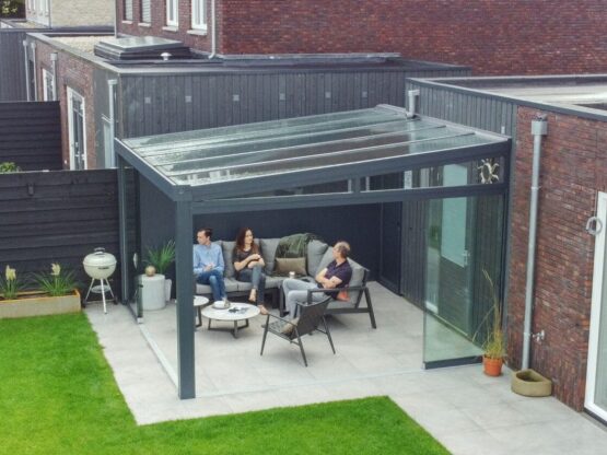 Dronebeelden Tuinkamer met glazen schuifwanden in Pijnacker, montage door MB Veranda Dronebeelden Tuinkamer met glazen schuifwanden in Pijnacker, montage door MB Veranda