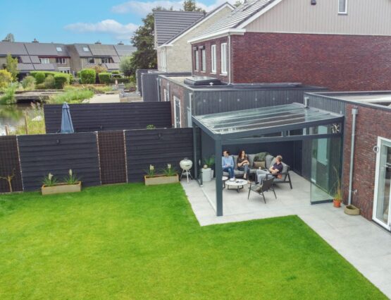 Dronebeelden Tuinkamer met glazen schuifwanden in Pijnacker, montage door MB Veranda Dronebeelden Tuinkamer met glazen schuifwanden in Pijnacker, montage door MB Veranda