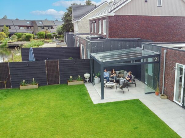 Dronebeelden Tuinkamer met glazen schuifwanden in Pijnacker, montage door MB Veranda Dronebeelden Tuinkamer met glazen schuifwanden in Pijnacker, montage door MB Veranda