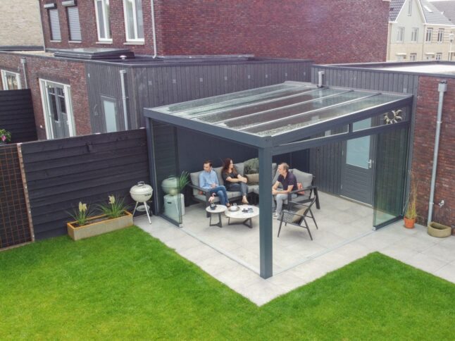Glazen veranda in Pijnacker met montage door MB Veranda {{brizy_dc_image_alt imageSrc=