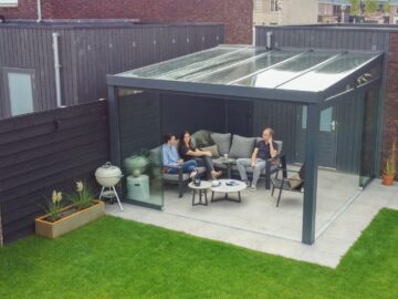 Overkapping aan huis in Pijnacker, montage door MB Veranda Overkapping aan huis in Pijnacker, montage door MB Veranda