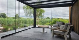 Glazen schuifwanden met helder glas van MB Veranda