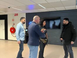 Showroombezoek van Andy & Melisa bij MB Veranda, op zoek naar een passende cube Showroombezoek van Andy & Melisa bij MB Veranda, op zoek naar een passende cube