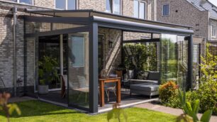 MB Solid tuinkamer glazen schuifwanden en bovendakzonwering, montage door MB Veranda Deventer