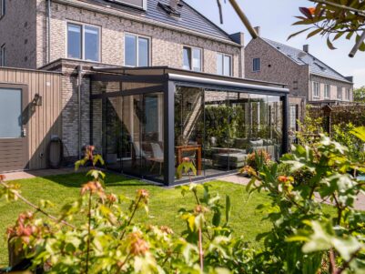 Tuinkamer met glazen schuifwanden van MB Veranda. Volledig gemonteerd op locatie. Tuinkamer met glazen schuifwanden van MB Veranda. Volledig gemonteerd op locatie.