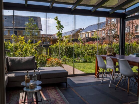 Tuinkamer met glazen schuifwanden van MB Veranda. Volledig gemonteerd op locatie. Tuinkamer met glazen schuifwanden van MB Veranda. Volledig gemonteerd op locatie.
