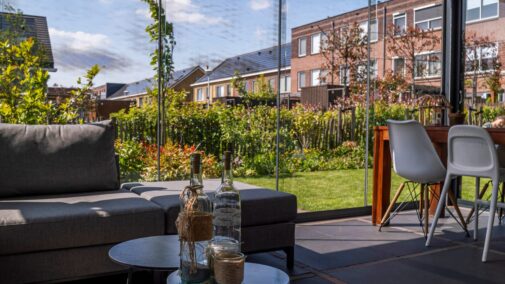 Tuinkamer met glazen schuifwanden van MB Veranda. Volledig gemonteerd op locatie. Tuinkamer met glazen schuifwanden van MB Veranda. Volledig gemonteerd op locatie.