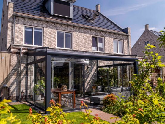 Tuinkamer met glazen schuifwanden van MB Veranda. Volledig gemonteerd op locatie. Tuinkamer met glazen schuifwanden van MB Veranda. Volledig gemonteerd op locatie.