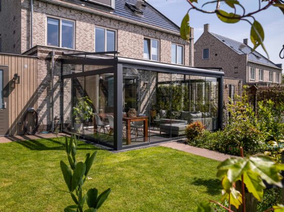 Tuinkamer met glazen schuifwanden van MB Veranda. Volledig gemonteerd op locatie. Tuinkamer met glazen schuifwanden van MB Veranda. Volledig gemonteerd op locatie.