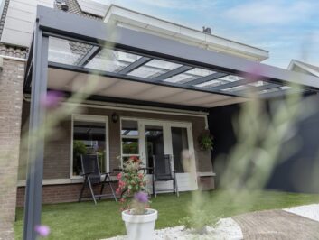 MB Solid Veranda met glasdak en aluminium zijwand, met onderzakzonwering en screens.