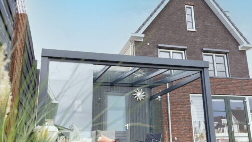 Glazen serre met glazen schuifwanden in Pijnacker, montage door MB Veranda