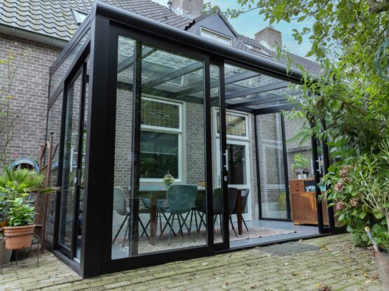 Tuinkamer met glazen schuifdeuren in Heukelom, montage door MB Veranda Tuinkamer met glazen schuifdeuren in Heukelom, montage door MB Veranda