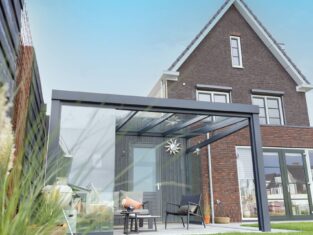 Tuinkamer met glazen schuifwanden in Pijnacker, montage door MB Veranda