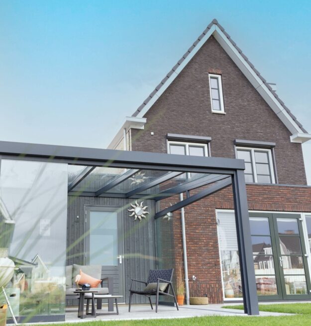 Tuinkamer met glazen schuifwanden in Pijnacker, montage door MB Veranda Tuinkamer met glazen schuifwanden in Pijnacker, montage door MB Veranda