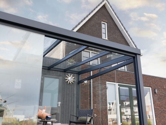 Tuinkamer met glazen schuifwanden in Pijnacker, montage door MB Veranda {{brizy_dc_image_alt imageSrc=