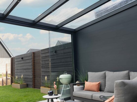 Veranda aan huis met glazen schuifwanden in Pijnacker, montage door MB Veranda Veranda aan huis met glazen schuifwanden in Pijnacker, montage door MB Veranda