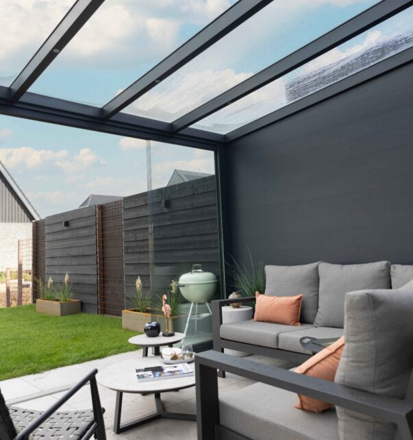Veranda aan huis met glazen schuifwanden in Pijnacker, montage door MB Veranda Veranda aan huis met glazen schuifwanden in Pijnacker, montage door MB Veranda